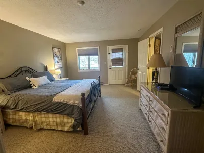 Heart of Lincoln LARGE 2 story condo: Pool, Hot Tub, Game Room, Sleeps 10 Hotels in 