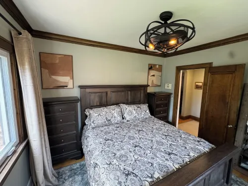 Charming 4-bedroom house with 3 king/1 full beds, 2 full baths, AC, Wifi, Patio