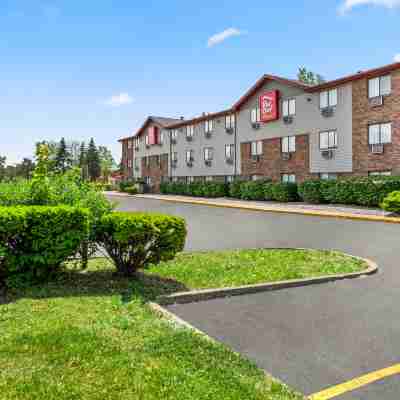 Red Roof Plus+ Belleville Hotel Exterior