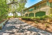 2 Mi to Beach Dog-Friendly Hilton Head Condo!