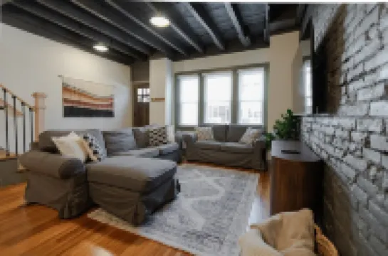 Quaint Townhome on Queen