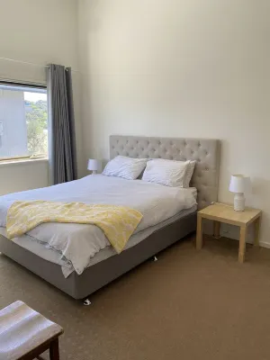 Modern townhouse walking distance to main beach, river & local shops