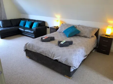 Huge Luxury Modern Penthouse Apartment with King Size Bed