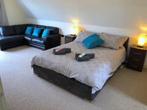 Huge Luxury Modern Penthouse Apartment with King Size Bed Hotel a Huntingdon