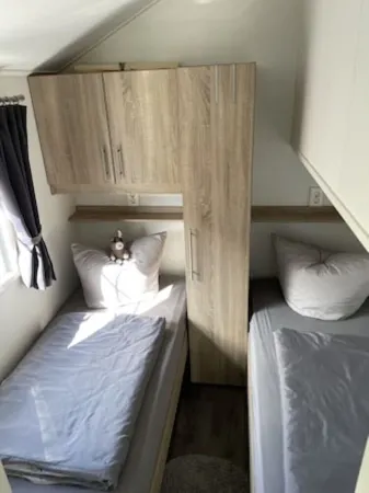 Familien Wood Lodge am Geiseltalsee Отели в г. Мюхельн