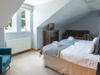 Luxury cottage with garden and parking in the heart of the village.  Sleeps 8. Hotels in Crail