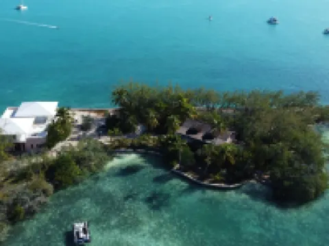 Private Island w Causeway to Town, 2 Bedroom, 2 bathroom, Full kitchen, Sleeps 6 Hotels in George Town