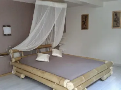 Apartment "ARBRE VOYAGEUR", swimming pool, mountain view Hotels near Distillerie Montebello
