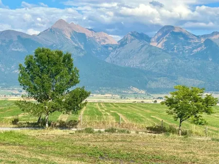 Spacious Peaceful 2-bedroom home in Saint Ignatius, Montana with amazing views.