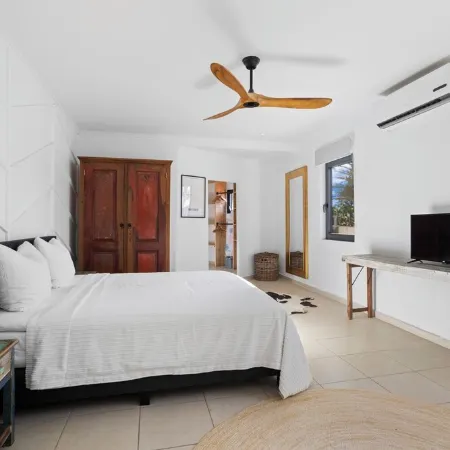 Charming apartment with AC in living, garden and walking distance to the ocean!