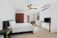 Charming apartment with AC in living, garden and walking distance to the ocean! - 2 Sao