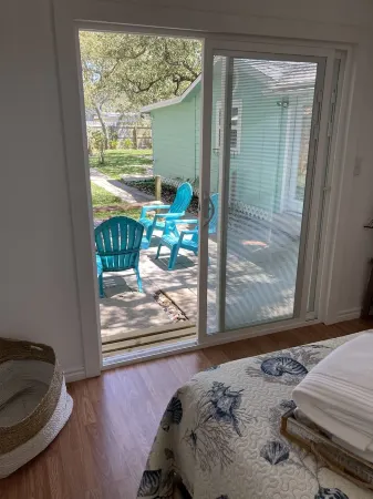 The Salty Mermaid-Rockport, TX 3-walking distance to pier, music, food+ big yard Отели в г. Фултон