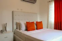 Deluxe 3BD gated Apt near Colegio Iberia with pool Hotel a 