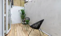 Stylish 2 bed town centre apartment with private parking