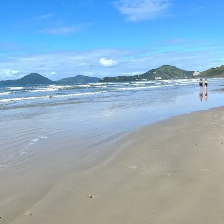 Cozy apartment 3 minutes from Praia Grande for up to 8 people