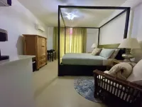 Less than 5 mins from Grace Bay Studio with short walk to the beach.
