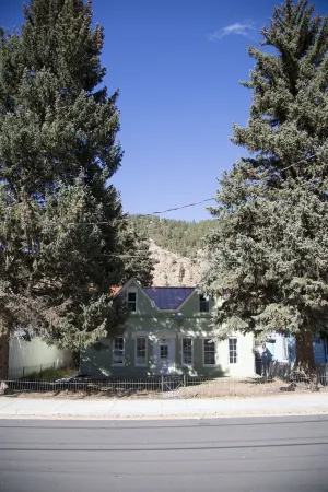 Remodeled historic home on quiet street!