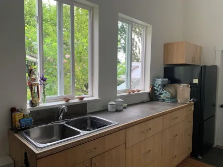 Beautiful rural  getaway with private suite  full kitchen, wifi and sauna. Отели в г. Солт Спринг Айленд