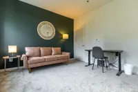 Posh Penthouse DC Getaway 2BR+Office Den Near Boeing Park/DC/Airport/Mall/Metro