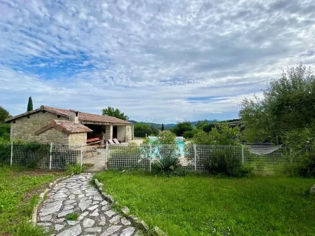 Gîte 4/5p, 2 bedrooms, private garden, shared pool