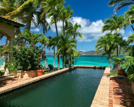 Luxurious 4 BR Beachfront Villa in Lower Peter Bay Hotels in Central