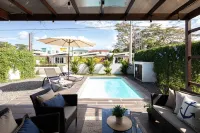 Modern Stylist 3 BR Beach House, w/Private Pool & Fast WiFi.