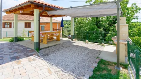 Villa Nicolara - Three Bedroom Villa with Pool Отели в г. Крушвари