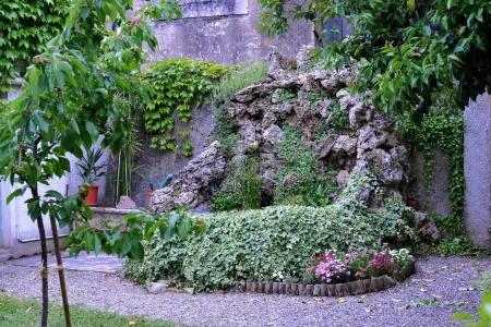 Well-Equipped House with Character and Garden Near the City Center Отели рядом с достопримечательностью «Camping Les Cigales , 3 étoiles»