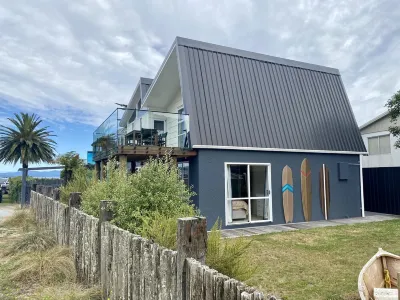 Totara Bach - just a few meters away from the beach (Tata Beach, Golden Bay) Hotels in 
