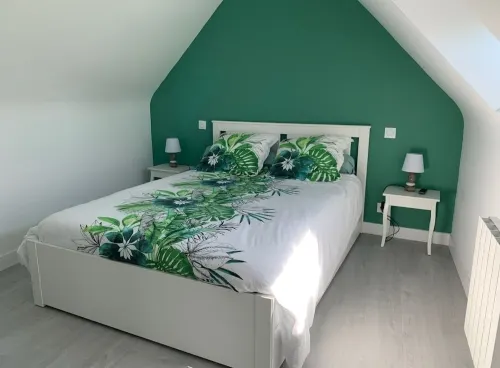 SMALL ROSES SANDSTONE HOUSE NEAR THE BEACHES