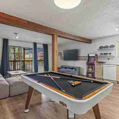 4BR 2000sqft Chalet by DT: 15mins to Banff,  Epic MTN Views, 2-min Walk to Shops Fitness & Recreational Facilities