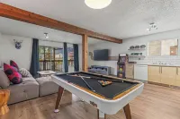 4BR 2000sqft Chalet by DT: 15mins to Banff,  Epic MTN Views, 2-min Walk to Shops