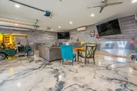 Retreat in Clear Lake, Iowa - GARAGE HANGOUT - Half block from Lake!