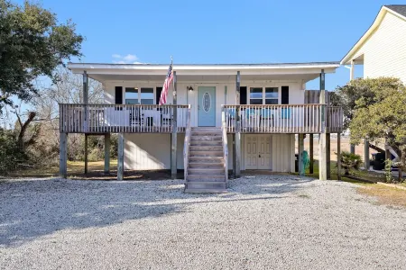 Coastal Cottage, w/water views and a short walk to uncrowded beach