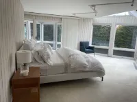 Contemporary home with pool and tennis court, 3 mins from Sugarbush 舒格布希度假村附近的飯店