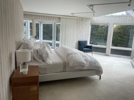 Contemporary home with pool and tennis court, 3 mins from Sugarbush Отели рядом с достопримечательностью «Шугарбуш Резорт»