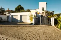 2 bedroom flat near Nazaré with huge saltwater pool, pool house, mountain view Hotel a Pataias