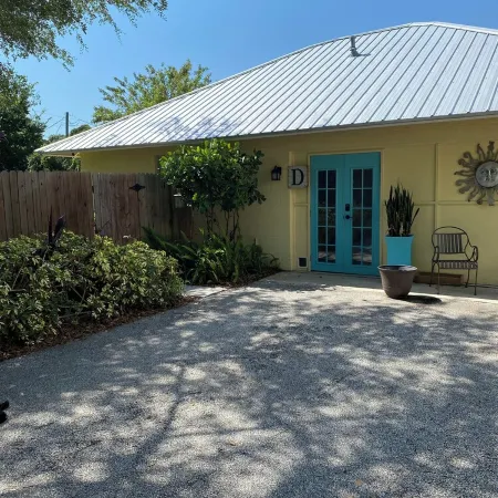 The Cozy Cottage at Cocoa Village-Private Oasis
