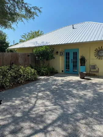 The Cozy Cottage at Cocoa Village-Private Oasis