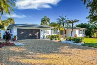 2 miles to beach 2 miles to downtown 3bd2bth house Heated SALT Pool,fenced yard. 선-N-펀 라군 주변 호텔