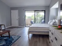 Newly remodeled Studio Condo across parking lot to Ocean Hotels in Sawgrass