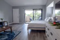 Newly remodeled Studio Condo across parking lot to Ocean