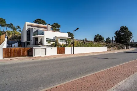 Klasea Villa, Wifi, AC, Swimming Pool !new! Отели в г. Карвальял