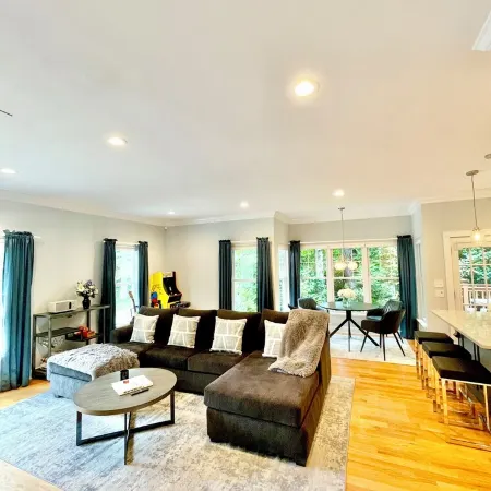 Modern House in Clifton Gaslight - 3 BR 3BA with Walkable Shops and Restaurants
