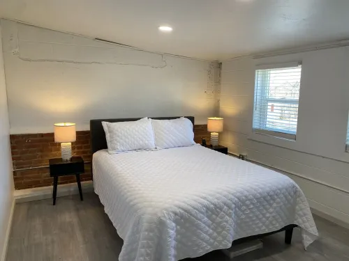 4 bed 2 bath unit on Campus Corner with rooftop deck - sleeps 12