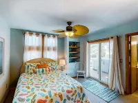 Semi Oceanfront 5 bedroom dog friendly cottage 10 feet to beach access 코롤라 호텔