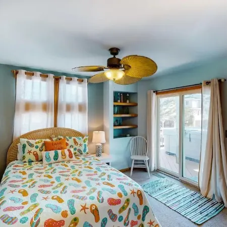 Semi Oceanfront 5 bedroom dog friendly cottage 10 feet to beach access