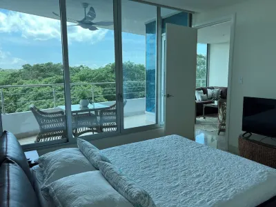 APARTMENT LAYING BETWEEN OCEAN AND RAIN FOREST 美洲大橋附近的飯店