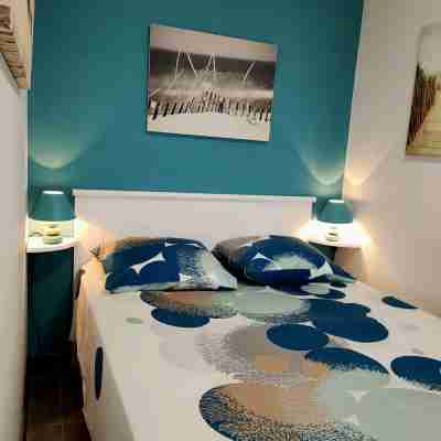 IMPREGNABLE VIEW ON THE PORT OF PLAISANCE - SEA 50 M Rooms
