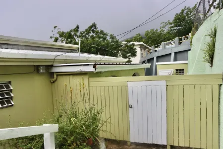 Scenic Island Escape w/ Free SUV, Ocean Views, A/C – Sleeps 5 Отели рядом с достопримечательностью «Форт Крисчен»